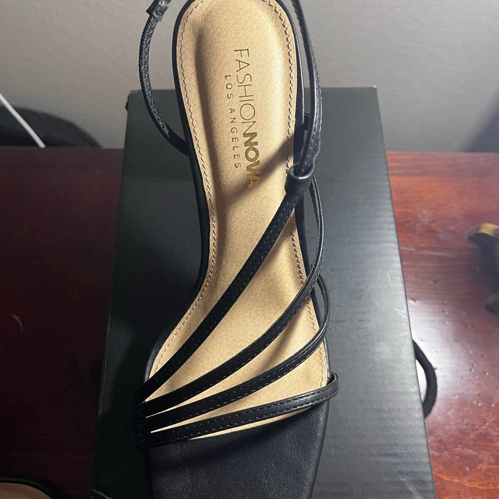 Fashion Nova size 9 high heel shoe
